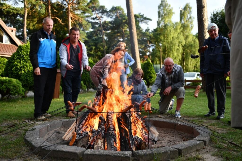 Ognisko z pieczeniem kiełbasek