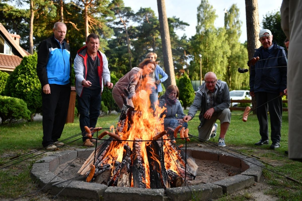 Ognisko z pieczeniem kiełbasek